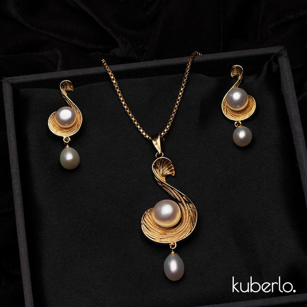 Kriti Pendant Set Gold - Kuberlo - Best Gift for - Imitation Jewellery - Designer Jewellery - one gram gold - fashion jewellery